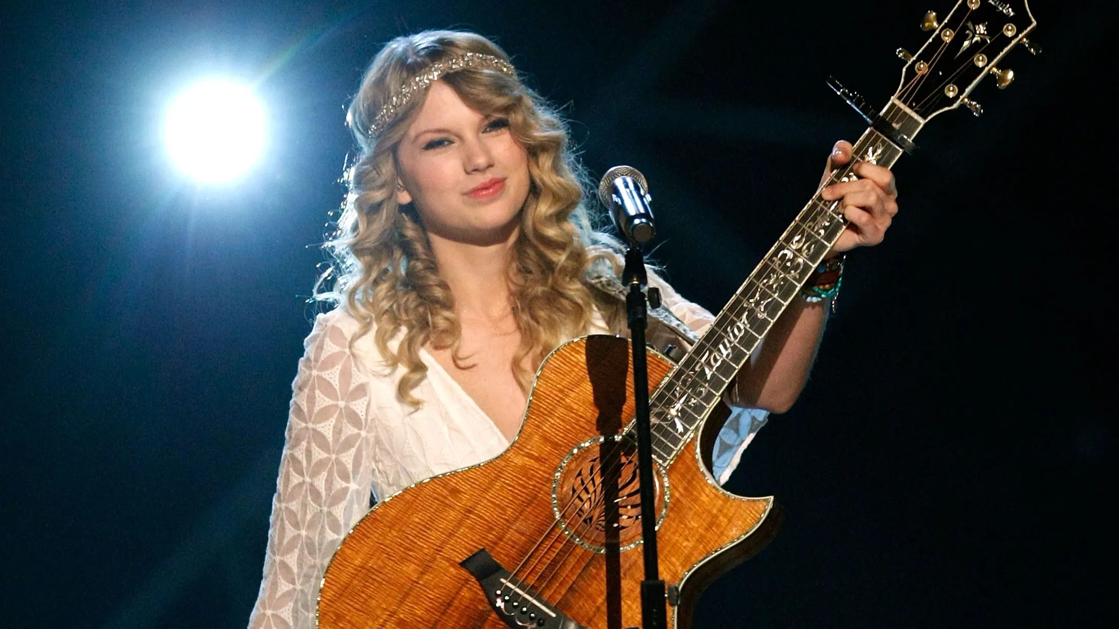 can taylor swift play guitar